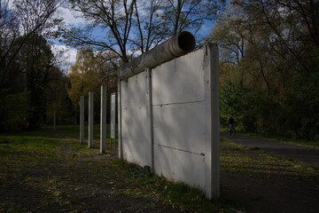 Unter Denkmalschutz stehender Rest der Berliner Mauer am Gutspark in Groß Glienicke, Stadt Potsdam - 678208060