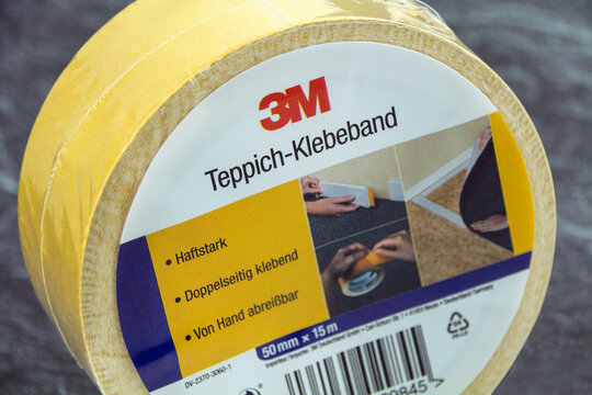 3M Teppich-Klebeband Rollen auf grauem Hintergrund