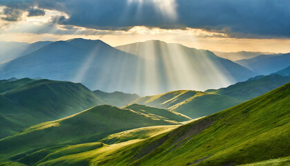 paysage de montagnes verdoyantes et couché de soleil