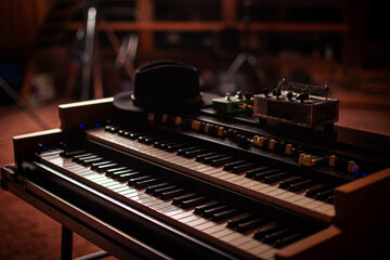 Keyboards Orgel und Piano mit Hut