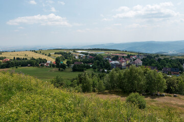 Fototapeta na wymiar Blick vom Mědník in südliche Richtung nach Böhmen auf die Stadt Bergstadt Měděnec