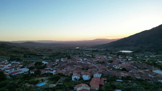 San Mart&iacute;n de Trevejo Espa&ntilde;a Aldeas Arquitectura Tradicional paisajes rurales cultura celta pueblos fronterizos turismo Extremadura casas de pizarra monta&ntilde;as Sierra Gata Naturaleza Viajes Destinos