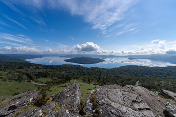 Fototapeta premium 北海道 道東 屈斜路湖 湖 青空 カルデラ湖 絶景 青