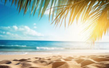 Hermosa imagen de fondo de la playa tropical. Brillante sol de verano sobre el océano. Cielo azul con nubes claras, océano turquesa con olas , palmeras y arena blanca . Armonía de un ambiente limpio - obrazy, fototapety, plakaty