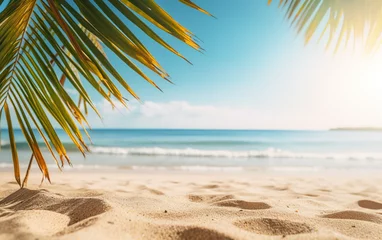 Fotobehang Hermosa imagen de fondo de la playa tropical. Brillante sol de verano sobre el océano. Cielo azul con nubes claras, océano turquesa con olas , palmeras y arena blanca . Armonía de un ambiente limpio © Carmen Martín J.