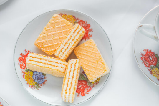 Galletas tipo gaufrette montadas en un plato adornado con flores