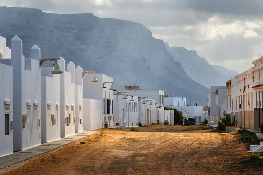 Graciosa Island, Caleta de Sebo, in the background the cliff of Famara, Lanzarote, Canary Islands, Spain