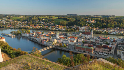 Fototapeta na wymiar Blick über Passau zwischen Inn und Donau am Abend von der Veste Oberhaus aus gesehen.