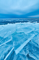 Fototapeta na wymiar Frozen Lakeside Beauty