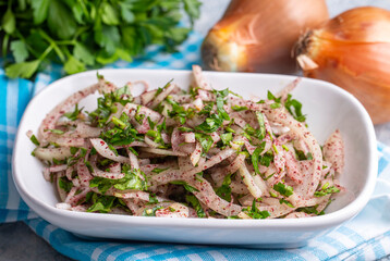 Turkish onion salad is served with kebabs accompanied by lemon and parsley.