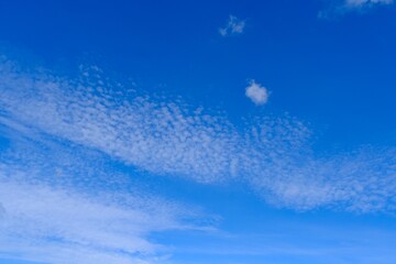 Fototapeta premium Farbiger Himmel mit interessanten Wolken als Hintergrund