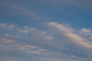 Farbiger Himmel mit interessanten Wolken als Hintergrund