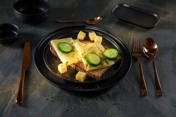 Käsebrot auf einen Teller serviert