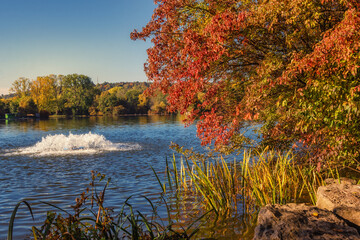 View onto a lake with a fountain in autumn