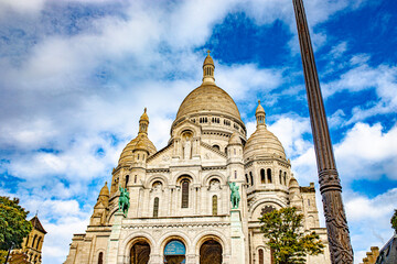 Fototapeta na wymiar Paris downtown in the Montmartre area and sacre coeur church