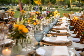 mesa, decoración, copas, almuerzo, celebración, arreglos florales, arreglos, flores, colores, cristales, platos