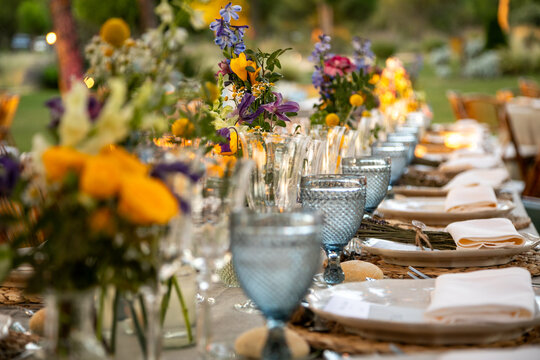 mesa, decoración, copas, almuerzo, celebración, arreglos florales, arreglos, flores, colores, cristales, platos
