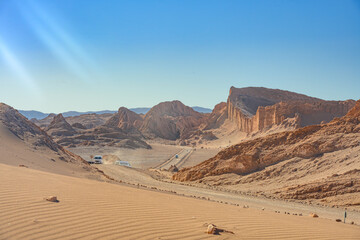 Vale da Lua (Valle de La Luna) em novembro de 2023. Céu azul, sem nuvens e paisagem rochosa marrom...