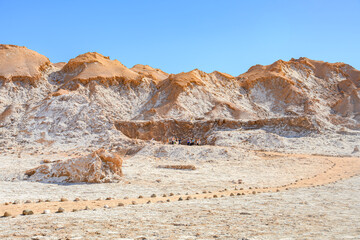 Vale da Lua (Valle de La Luna) em novembro de 2023. Céu azul, sem nuvens e paisagem rochosa marrom e laranja no deserto do Atacama. 