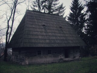 Obraz premium Abandoned old wooden house in the village