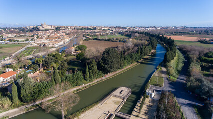 Obraz premium Fonseranes Locks cascade through lush Beziers landscape.