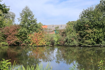 Fototapeta na wymiar Kleiner Park mi See im Zentrum von Drensteinfurt im Münsterland
