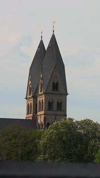 Glocken läuten in der Basilika St. Kastor in der Altstadt von Koblenz, Deutschland, Europa.