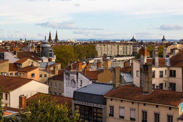 Skyline de Lyon avec sa forêt de toits et de cheminées depuis la Place Rouville, dans le quartier de la Croix-Rousse