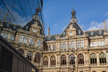 Fototapeta na wymiar Reflet du Palais de la Bourse de Lyon sur le nouveau Grand Bazar