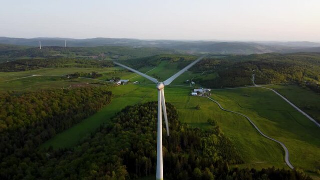 Parc d'&eacute;nergie &eacute;olienne verte en campagne.