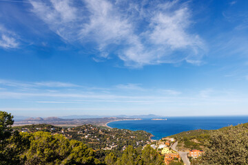 Fototapeta na wymiar Panorama de la baie de Montgri et des iles Medes sur la Costa Brava 
