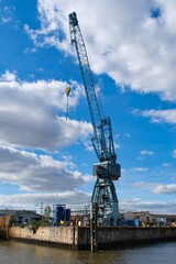 Kran im Hafen in der Hansestadt Hamburg