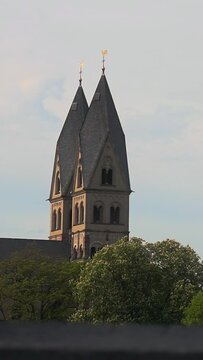 Glocken l&auml;uten in der Basilika St. Kastor in der Altstadt von Koblenz, Deutschland, Europa.