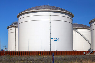 Obraz premium (Meerdere waarden)Oil storage tanks at the Maasvlakte harbor as part of the port of Rotterdam