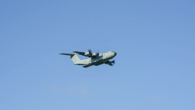 close-up of ZM415 RAF Royal Air Force Airbus A400M Atlas military cargo plane on a low-level, 6-box containerised delivery system (CDS) parachute drop