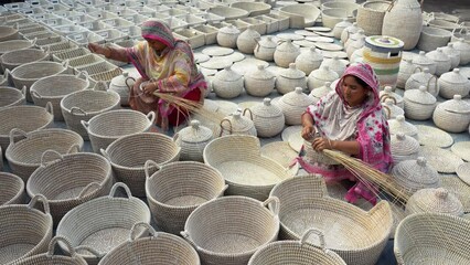 Skilled artisans making stunning eco-friendly baskets and exquisite handicrafts using dried kans grass leaves. the beauty of traditional craftsmanship intertwined with sustainability