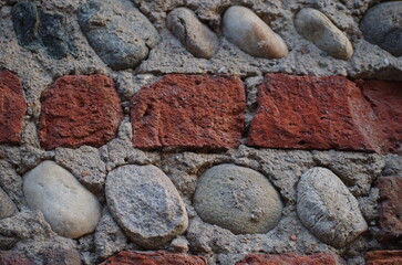 muro mattoni e sassi 