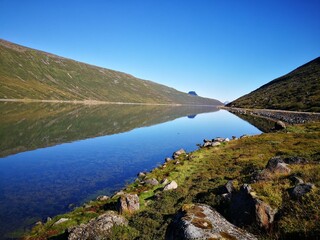 Obraz premium Beautiful lake between hills