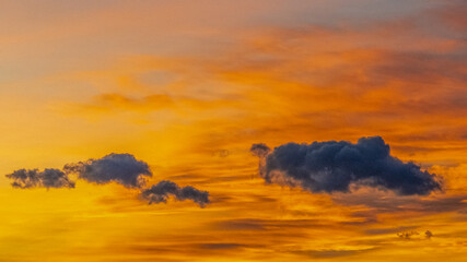 Nuage sombre dans un ciel orange au coucher de soleil