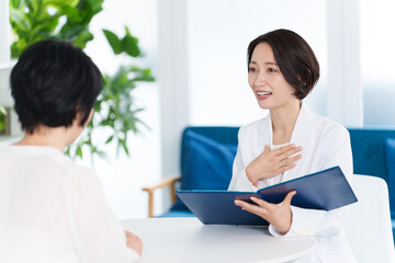 メンタルクリニックでカウンセリングを受ける女性