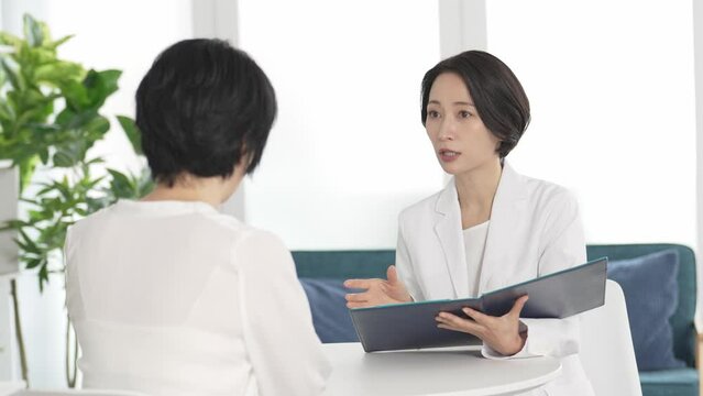 医師の診察を受ける女性