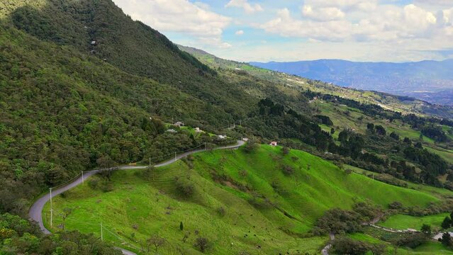 Video a&eacute;reo en el que se observa el paisaje desde el sitio conocido como Boquer&oacute;n, ubicado en el occidente de la ciudad de Medell&iacute;n, sobre la antigua carretera al mar.