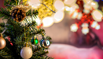 Obraz na płótnie Canvas Christmas tree decorations on a blurred background