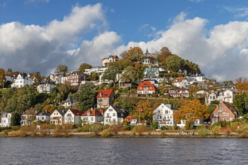Hamburg-Blankenese mit dem Süllberg und dem Treppenviertel im Herbst. Blankenese ist einer der...