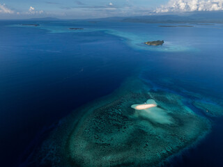 Fototapeta premium Dodola Island, one of the most beautiful places to go in Morotai, one of the island on North Maluku, Indonesia. Dodola island is divided into 2 island and it will connected the the sea tide is low . 