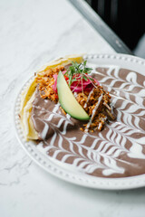 Crepa de cochinita pibil con crema de frijol 