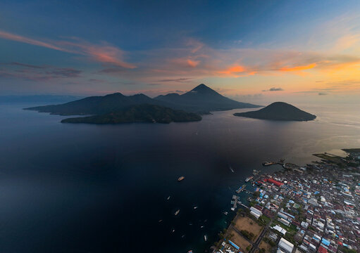 defaultstunning Ternate, Maitara and Tidore Island from bird eye view at sunset. These islands is called the land of spices in the past because western people searching for spices until Moluccas. 