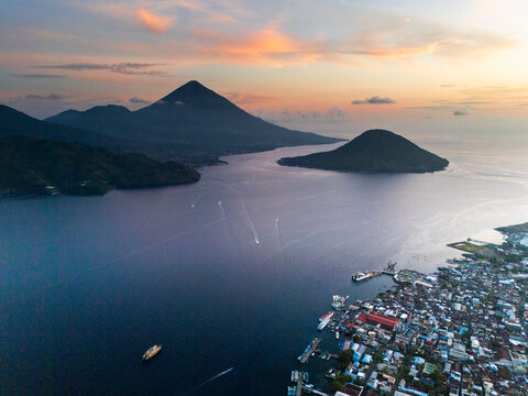 defaultstunning Ternate, Maitara and Tidore Island from bird eye view at sunset. These islands is called the land of spices in the past because western people searching for spices until Moluccas. 