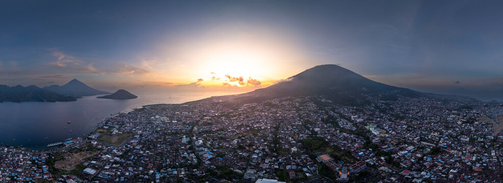 defaultstunning Ternate, Maitara and Tidore Island from bird eye view at sunset. These islands is called the land of spices in the past because western people searching for spices until Moluccas. 