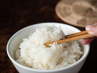 use chopsticks to eat rice